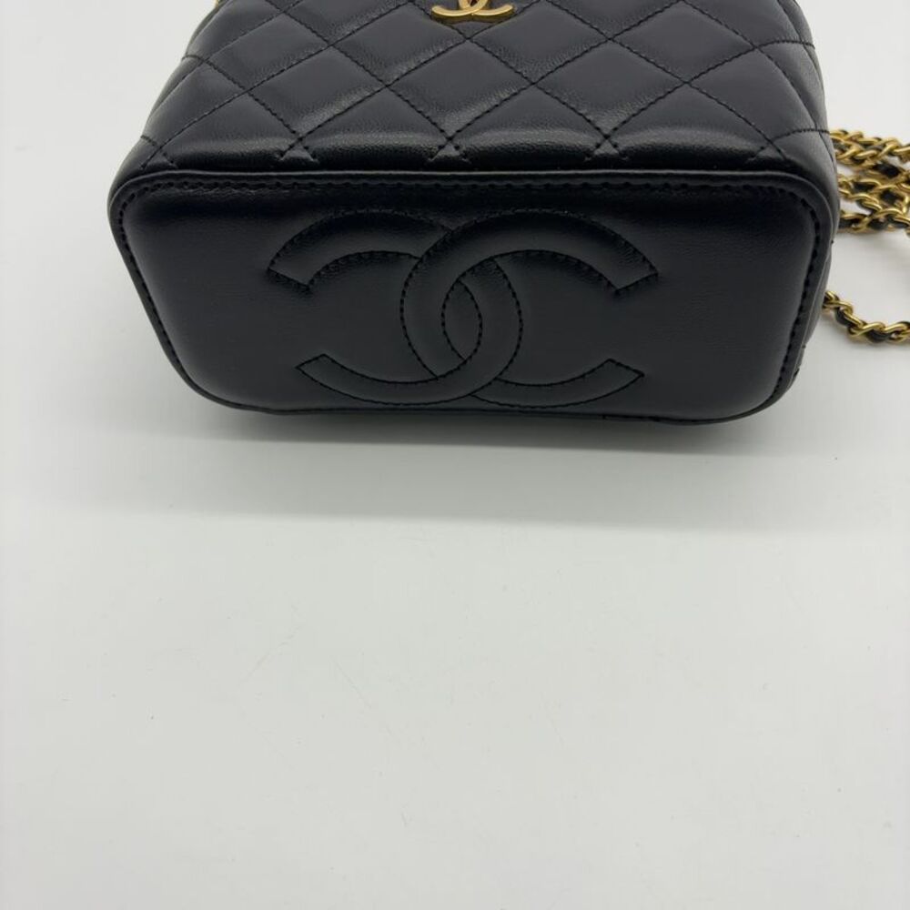 Chanel Heart Vanity Case - Picture 2 of 9